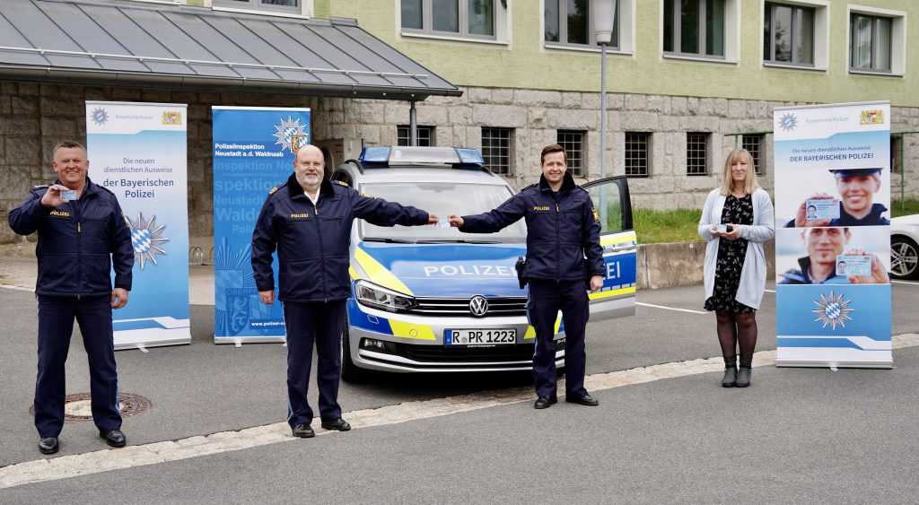 Polizei Neustadt: Die ersten mit neuen Ausweisen