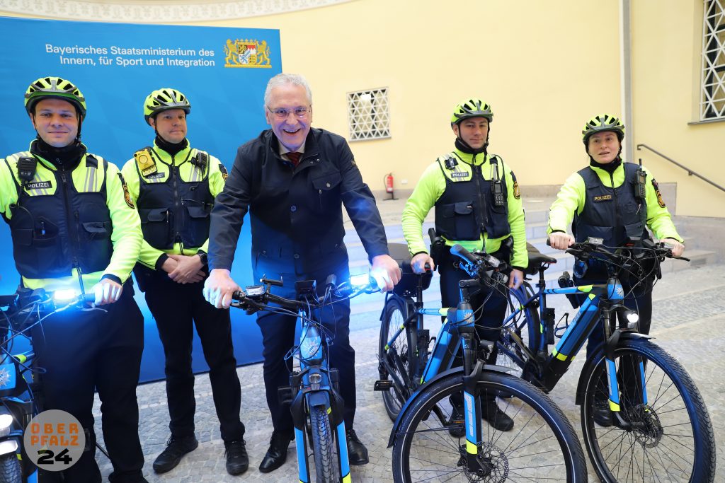 Fahrradpolizei jetzt offiziell mit Blaulicht unterwegs – Oberpfalz24