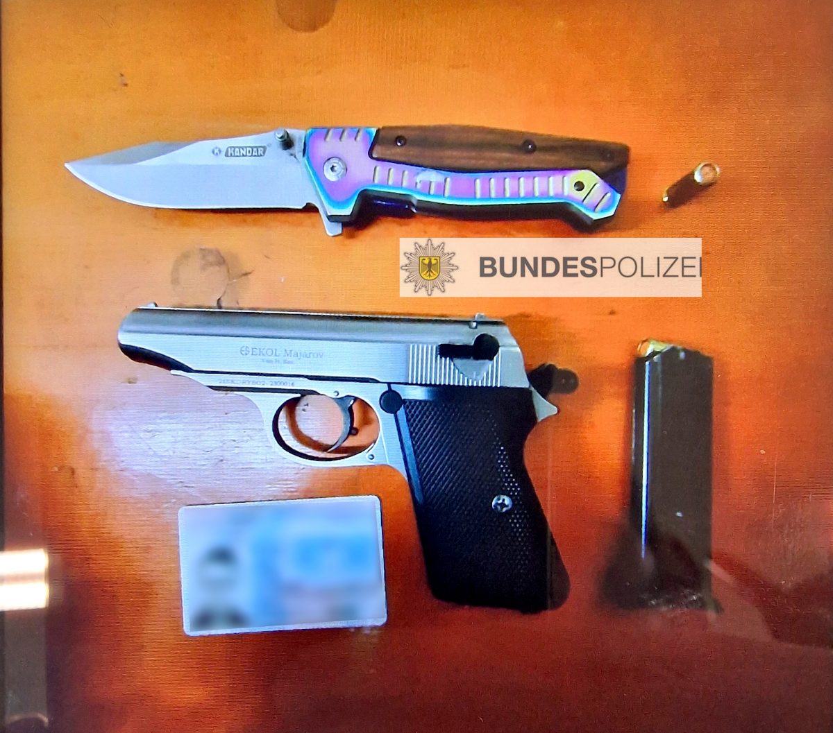 Gefälschter Ausweis, Haftbefehle und Waffen – Oberpfalz24