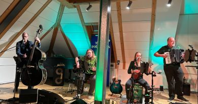 Folk im Schloss: Launiger Folkabend im historischen Ambiente von Theuern